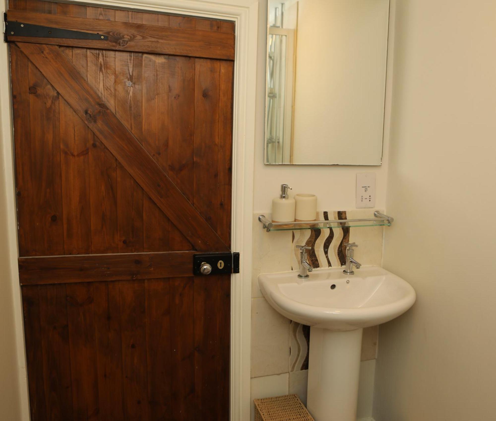 The Cosy Cottage Retreat! Perfect For Contractors, Relocators, Getaway Llantrisant  Εξωτερικό φωτογραφία