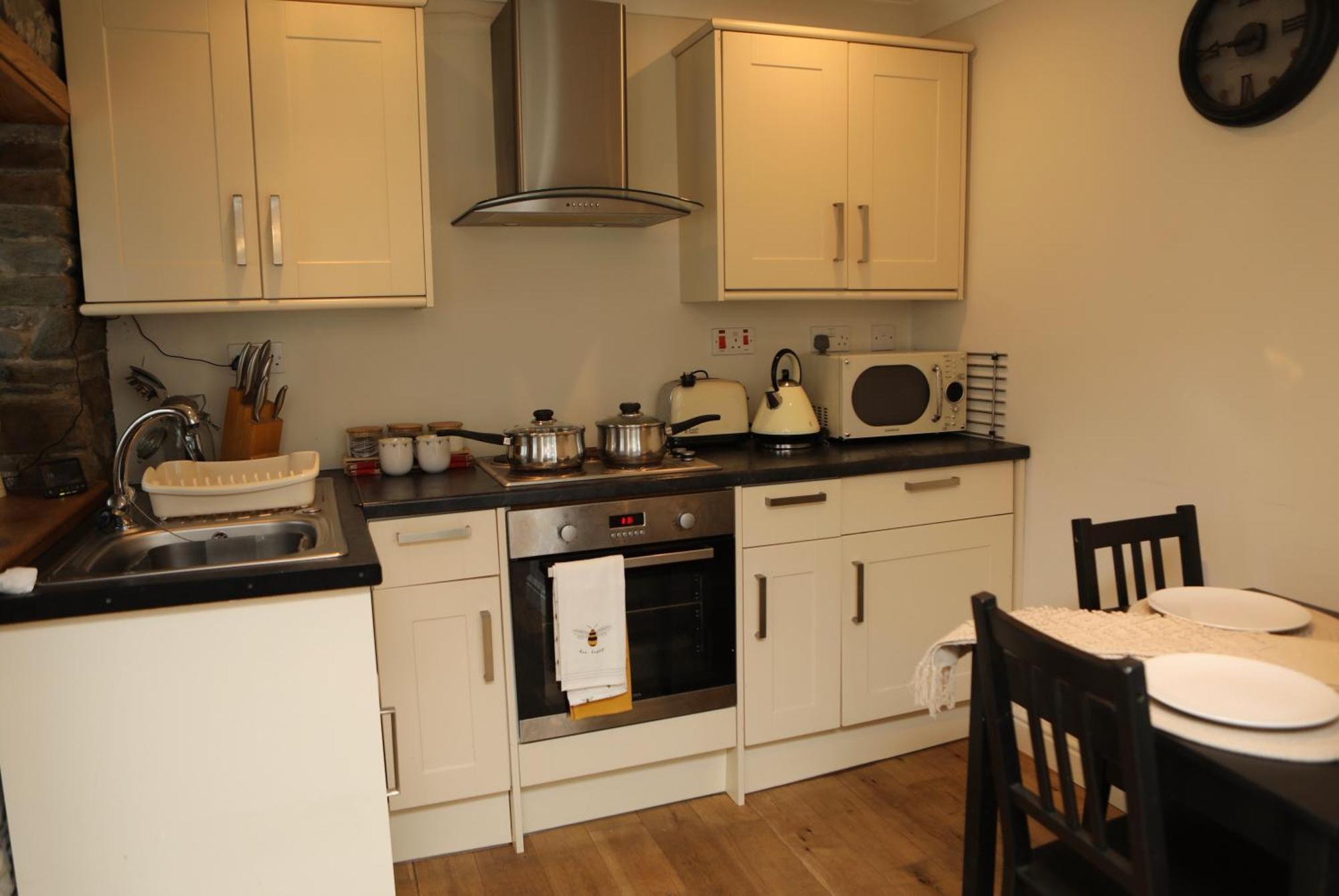 The Cosy Cottage Retreat! Perfect For Contractors, Relocators, Getaway Llantrisant  Εξωτερικό φωτογραφία